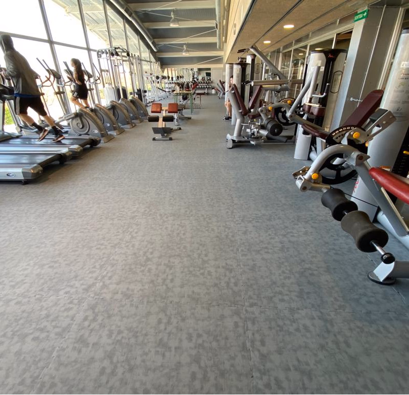 This flooring is very similar to our GENIUS, as it has a similar resistance and is suitable for the same type of areas (medium weights and machinery of all types, as well as cardio and functional work areas). Its basic difference lies in the engraving of its surface, which is highly resistant to abrasion, and in the unique aesthetics of its available colors, which have a very attractive and elegant veined effect.